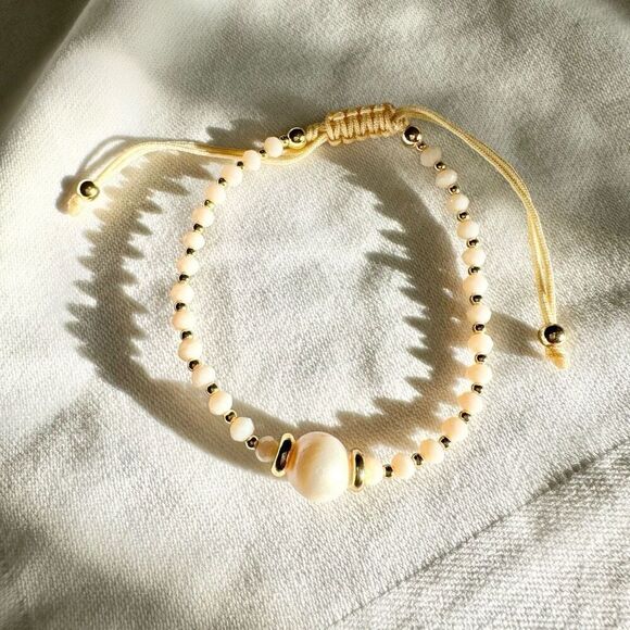 Light peach bead and pearl bohemian friendship bracelet - Picture 1 of 2